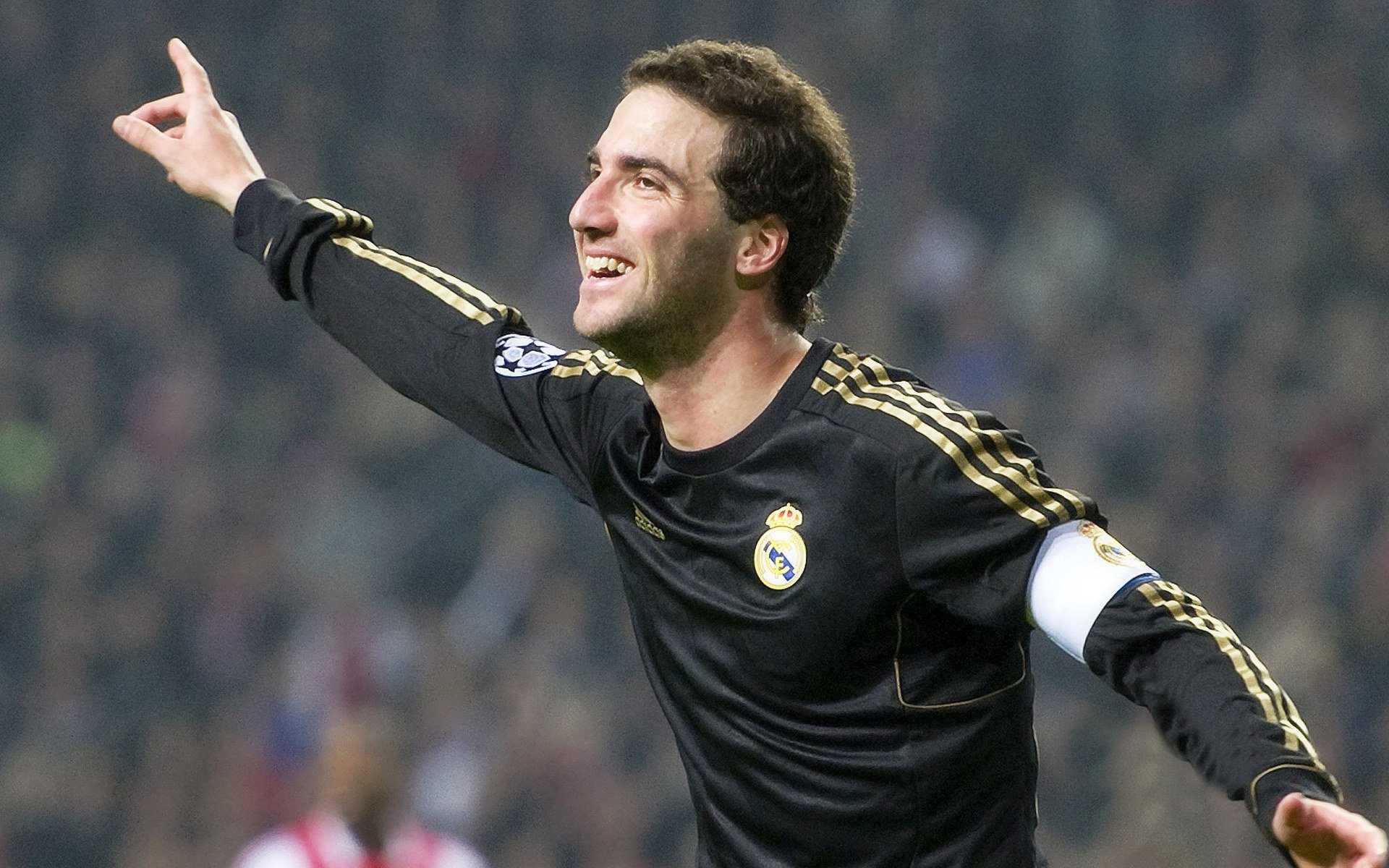 黄蜂血拼广东队，莫兰特在英超争冠接管比赛，跨界竞技背后的时代隐喻