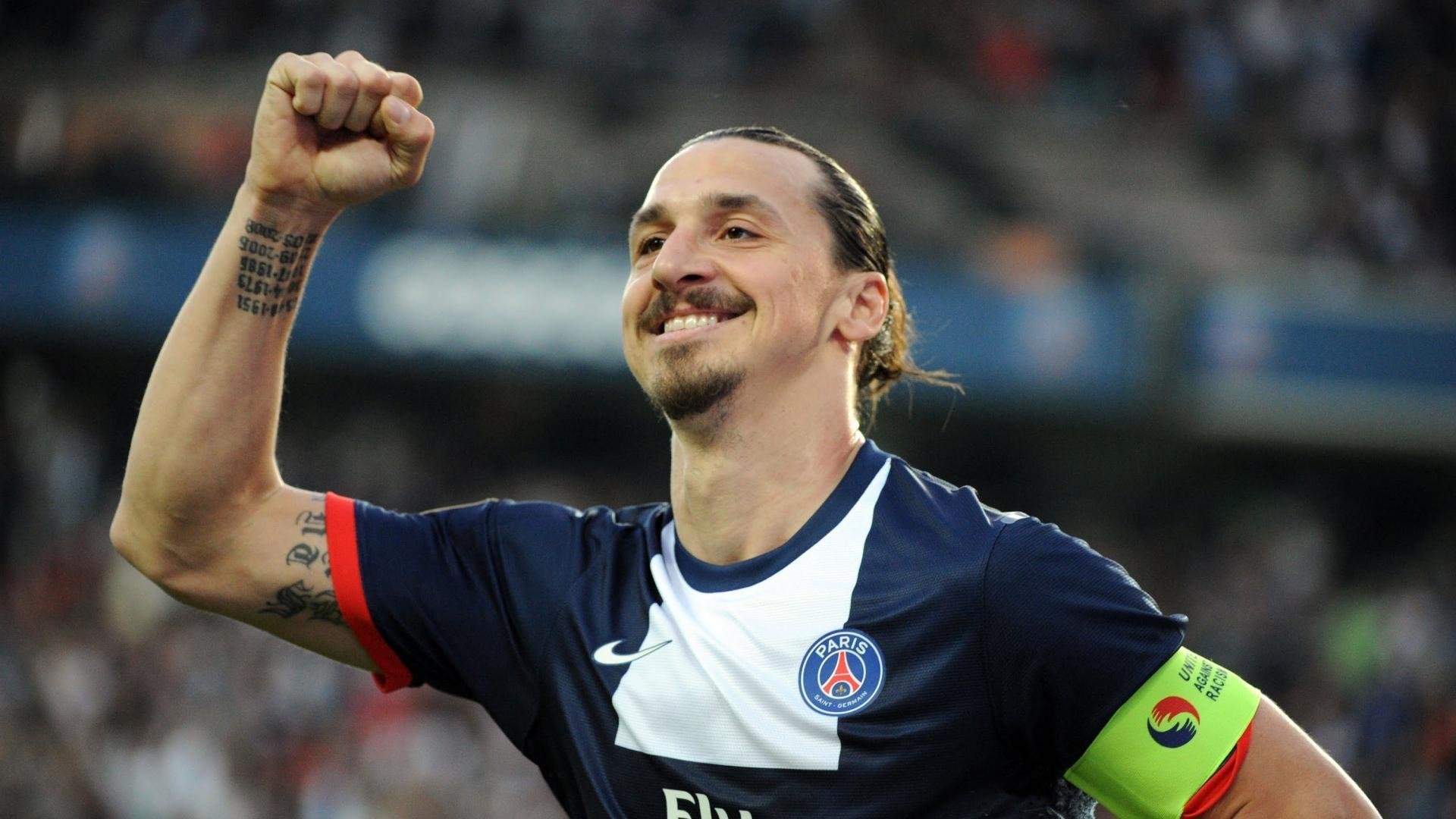 欧冠淘汰赛之夜，布克展现巨星价值，当篮球与足球的星光在凌晨交汇